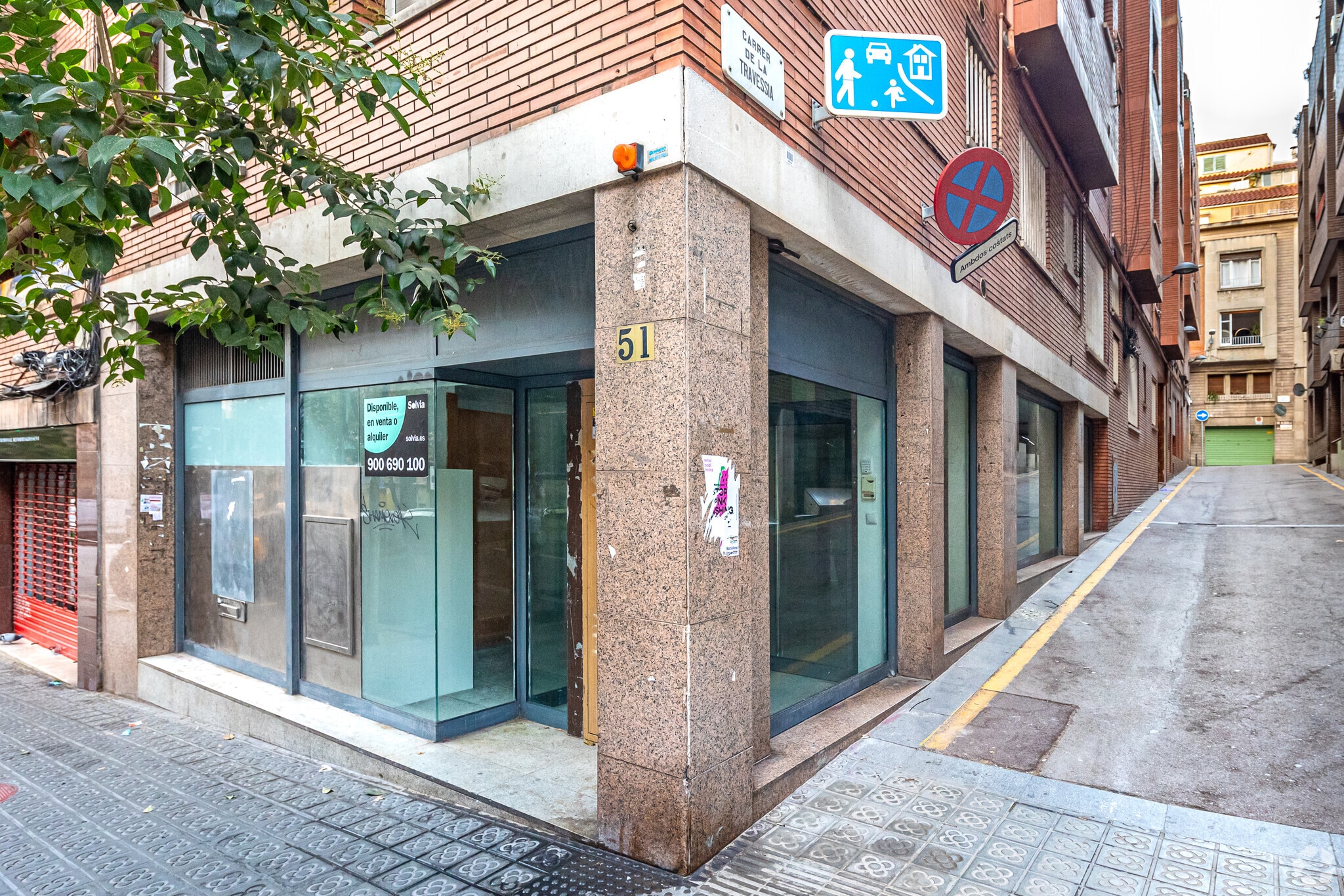 Retail in Barcelona, Barcelona to rent Building Photo- Image 1 of 3