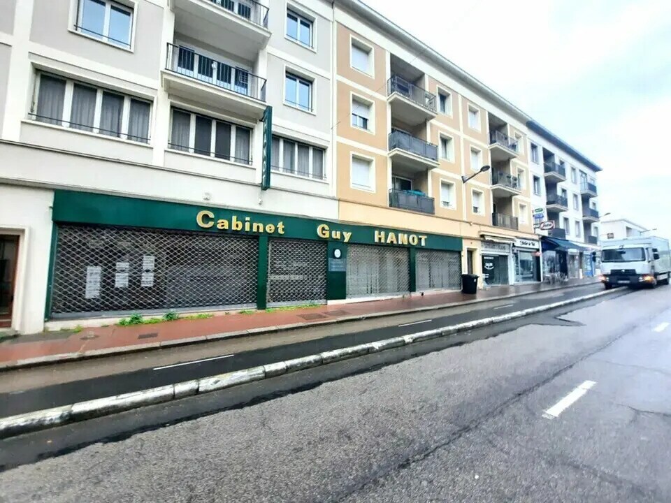 Retail in Rouen to rent Building Photo- Image 1 of 10