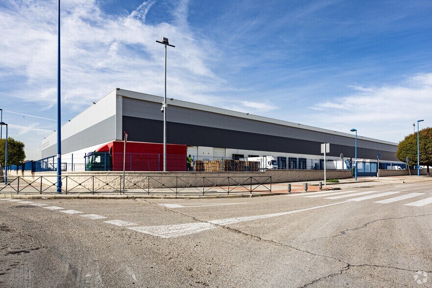 Calle Pascal, 2, Leganés, Madrid to rent - Building Photo - Image 2 of 12