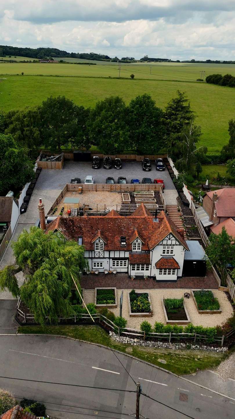 Winterbourne Rd, Newbury to rent Primary Photo- Image 1 of 6