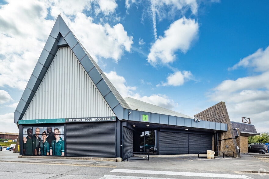 Knowles Hl, Bradford to rent - Building Photo - Image 1 of 15