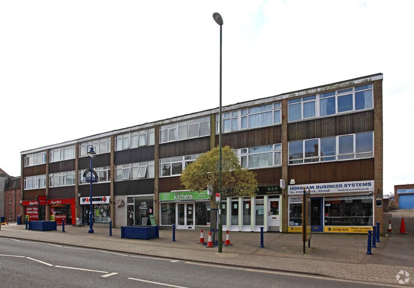 4-32 Queen St, Horsham to rent - Building Photo - Image 2 of 4