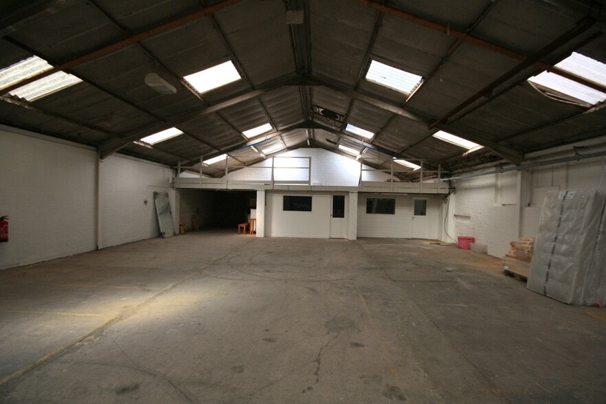 Beech Av, Warminster to rent - Building Photo - Image 2 of 5