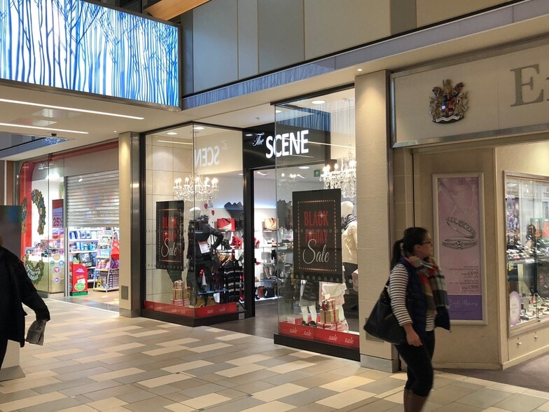 The Square, Camberley to rent - Building Photo - Image 3 of 9