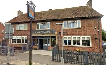 Larkhill Rd, Yeovil to rent Interior Photo- Image 1 of 12