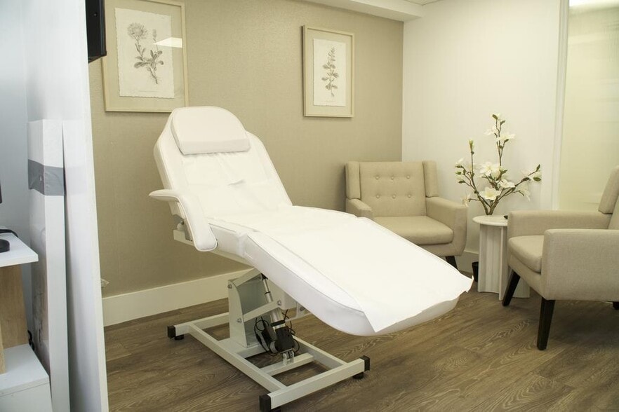 1-7 Fulham High St, London to rent - Interior Photo - Image 2 of 11