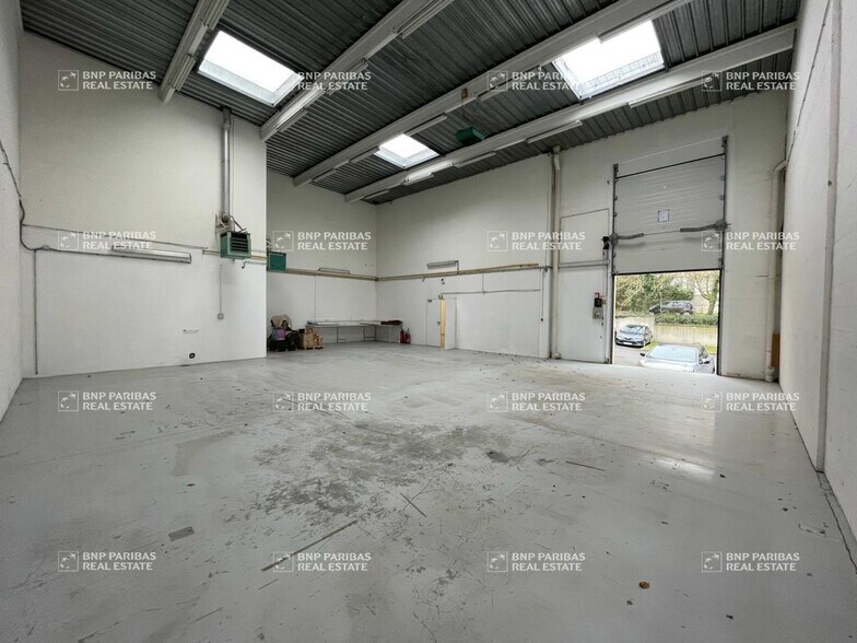 Light Industrial in Champs-sur-Marne to rent - Interior Photo - Image 2 of 9