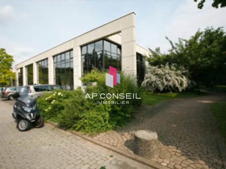 Office in Guyancourt to rent - Building Photo - Image 2 of 9