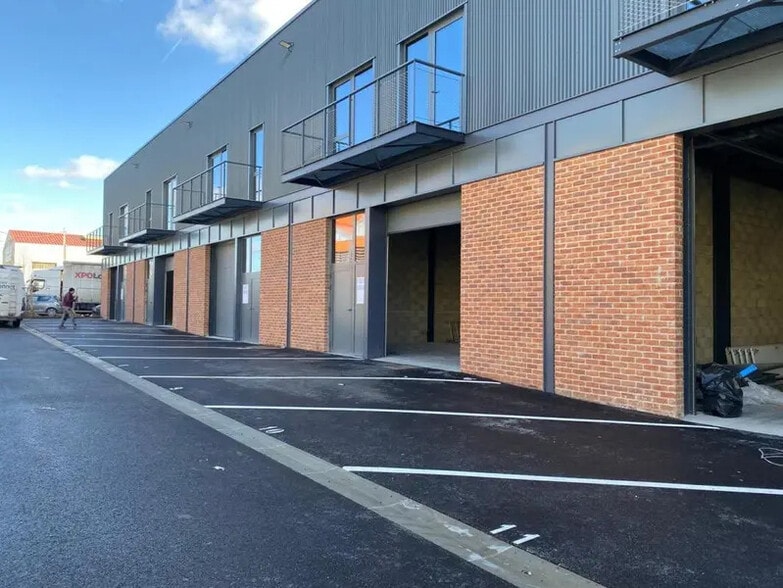 Light Industrial in Montmagny to rent - Building Photo - Image 1 of 3