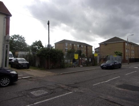 197 Dock Road, Tilbury to rent - Primary Photo - Image 1 of 1