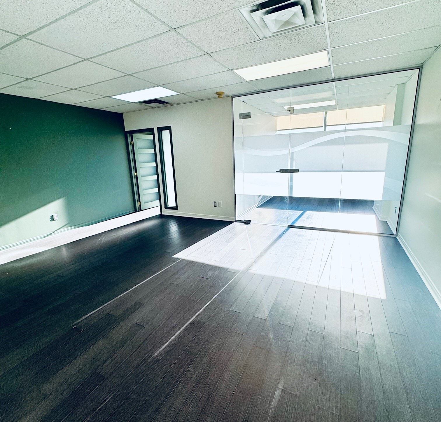 2-14 Boul Désaulniers, Saint-lambert, QC to rent Interior Photo- Image 1 of 4