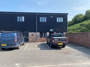 Parkway, Dorchester to rent Building Photo- Image 1 of 4