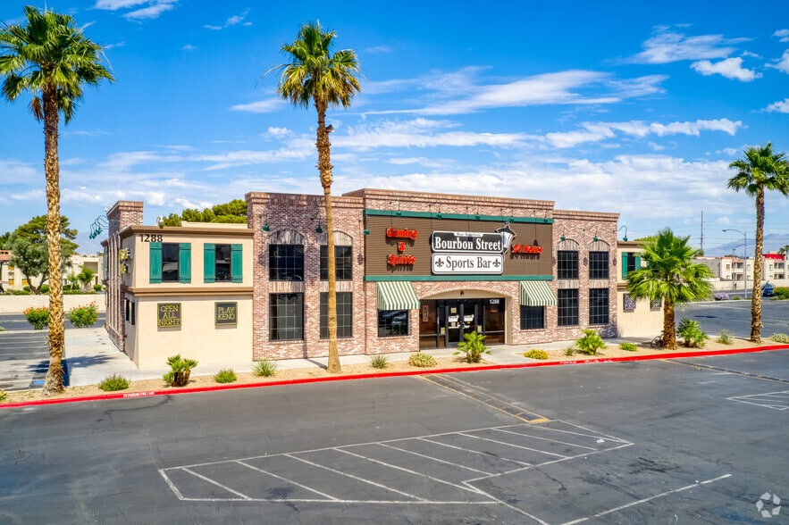 Nellis Crossing Shopping Center portfolio of 3 properties for sale on LoopNet.co.uk - Building Photo - Image 3 of 8