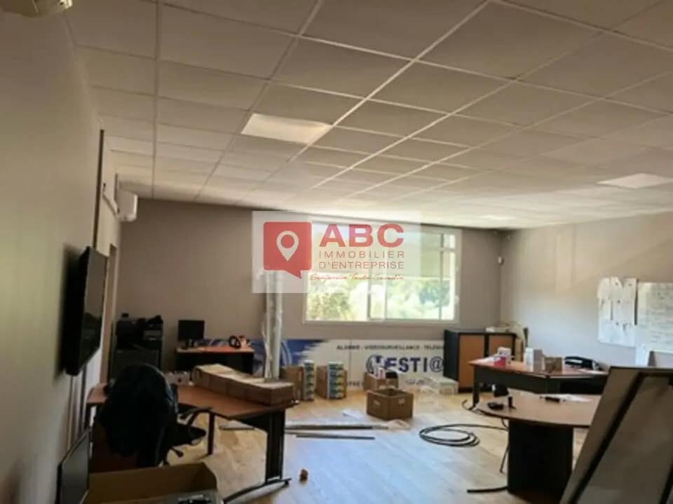 Location Bureaux 153 m² - Photo 1