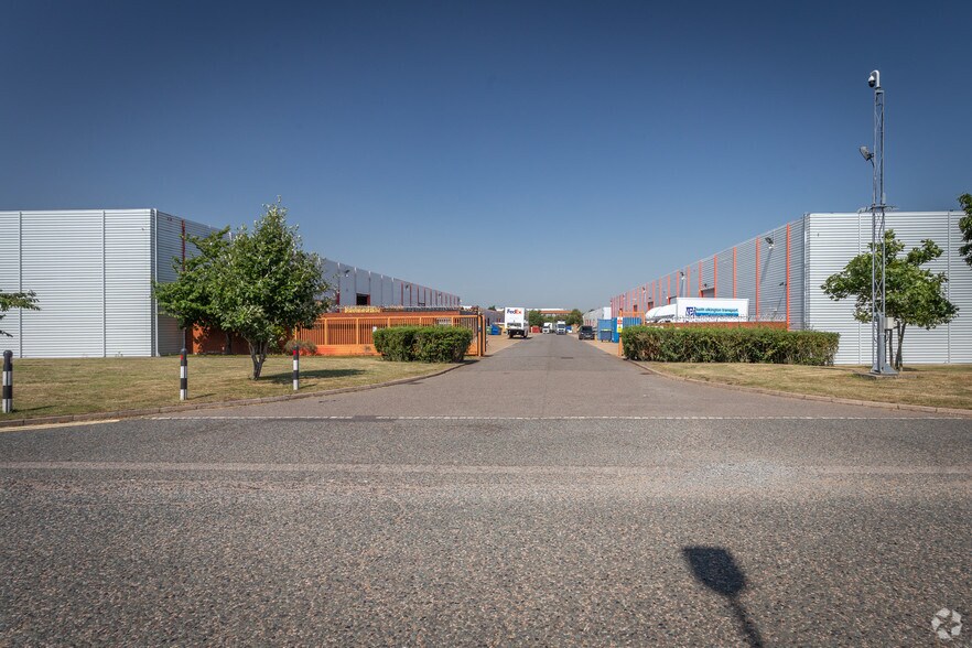 4-6 Clarendon Dr, Milton Keynes for sale - Building Photo - Image 1 of 1