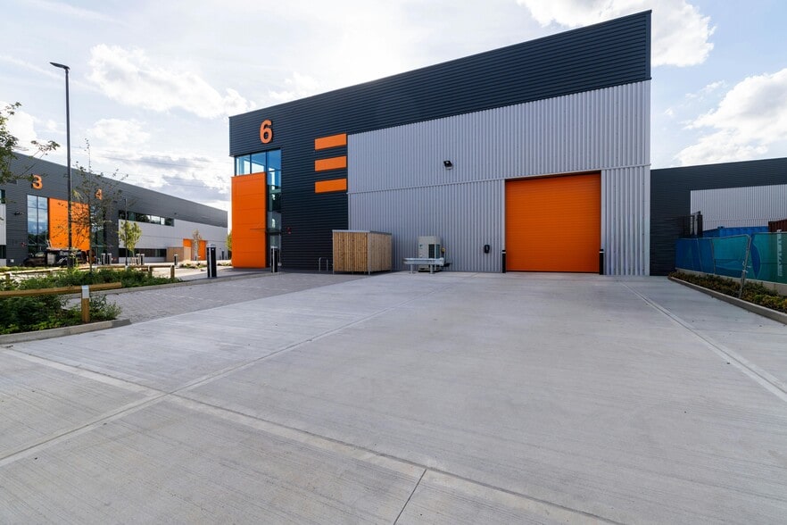 Roding Ln S, Woodford Green to rent - Building Photo - Image 2 of 30