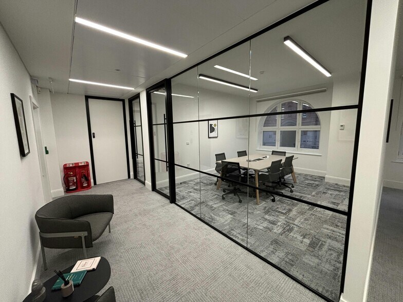 20-23 Holborn, London to rent - Interior Photo - Image 3 of 5