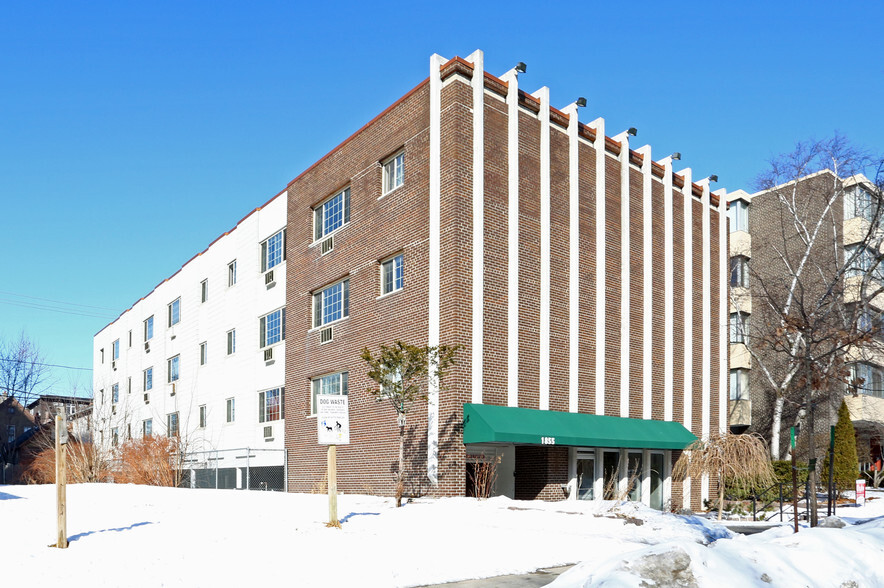 1855 N Cambridge Ave, Milwaukee, WI for sale - Primary Photo - Image 1 of 1