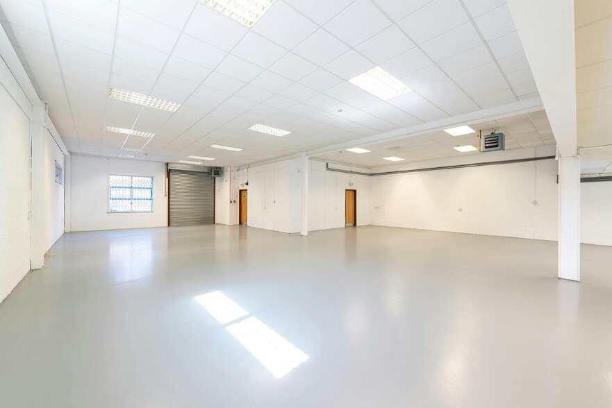 Trinity Way, London to rent - Interior Photo - Image 2 of 6
