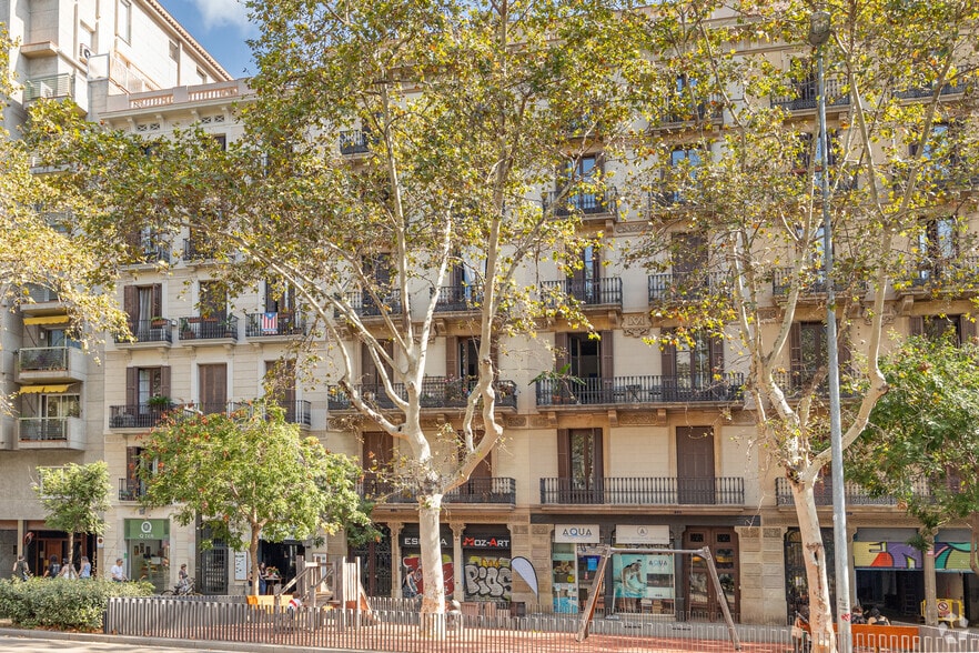 Retail in Barcelona, Barcelona to rent - Building Photo - Image 2 of 2