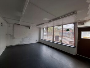 24-32 Near Birches Parade, Oldham to rent Interior Photo- Image 1 of 2