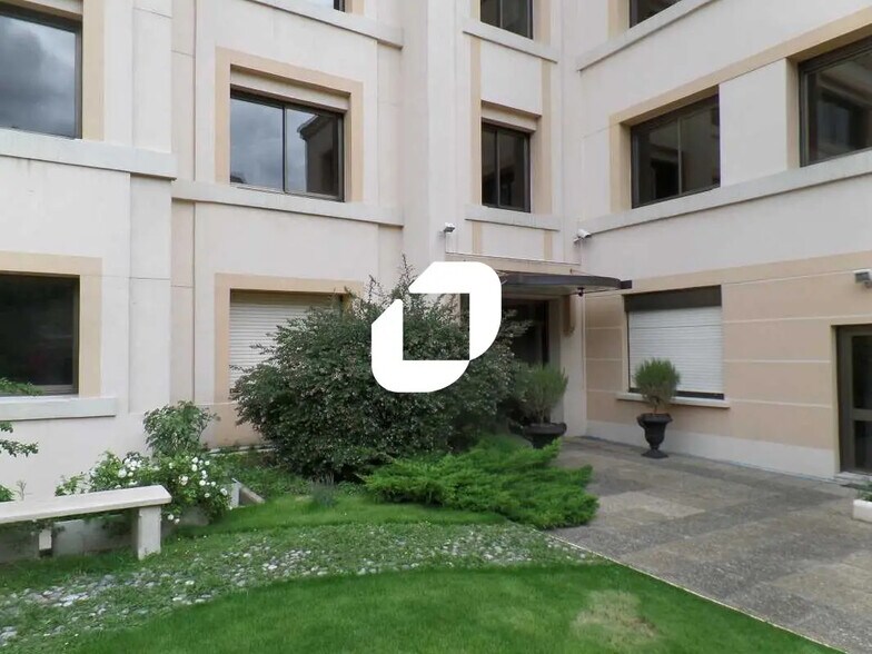 Office in La Garenne-Colombes to rent - Building Photo - Image 2 of 11