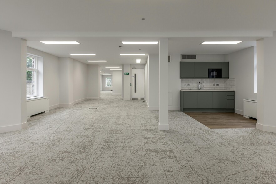 121 Kingsway, London to rent - Building Photo - Image 2 of 19