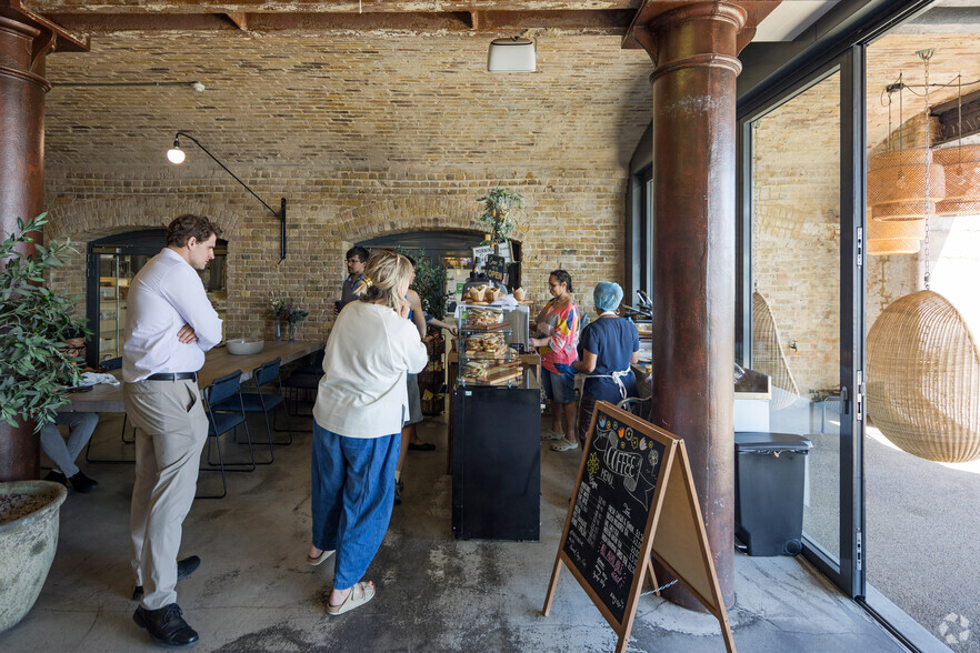 70 Wapping Wall, London to rent - Interior Photo - Image 3 of 34