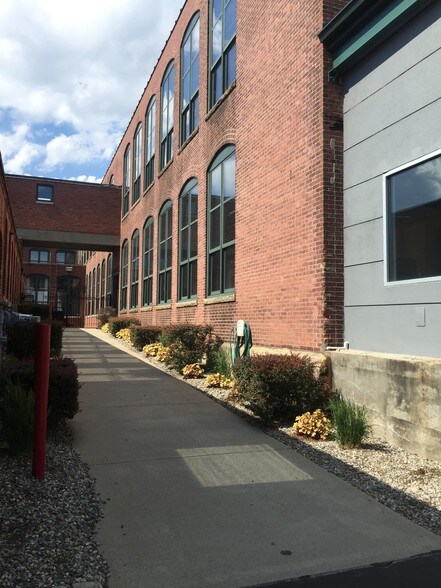 134 Thurbers Ave, Providence, RI to rent - Building Photo - Image 3 of 26