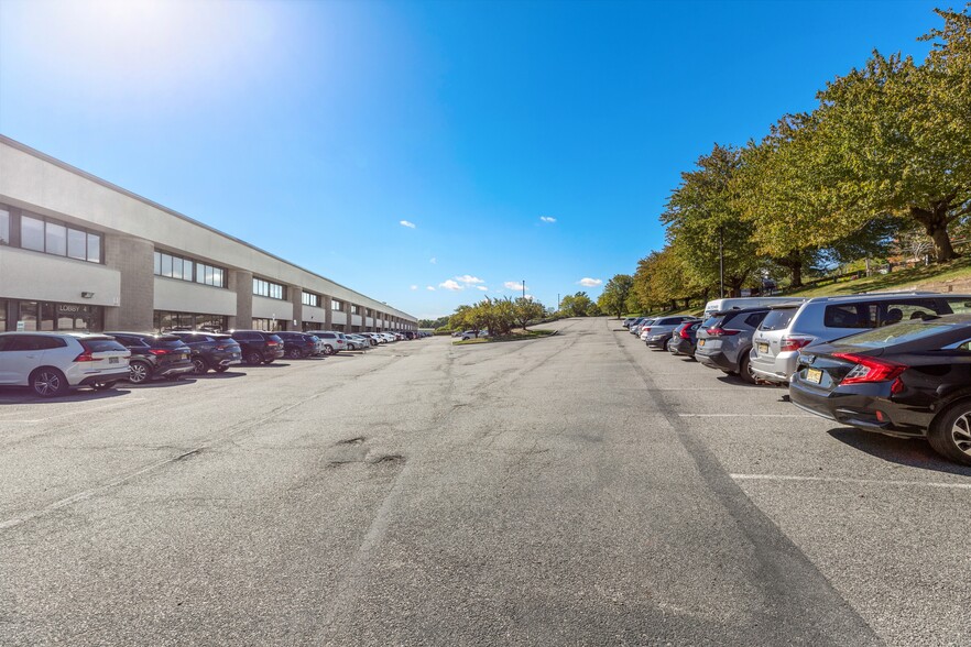 575 Corporate Dr, Mahwah, NJ for rent - Building Photo - Image 3 of 18