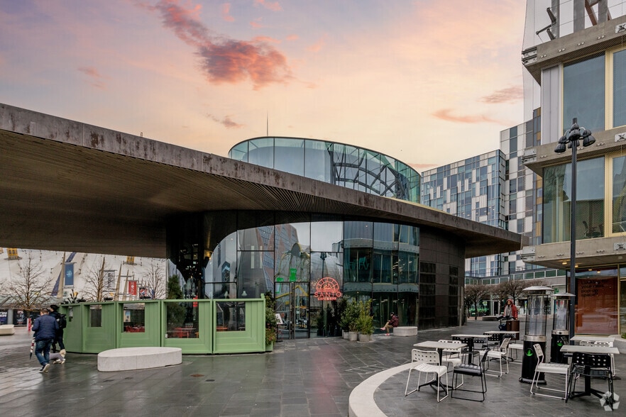 Peninsula Sq, London to rent - Building Photo - Image 2 of 10