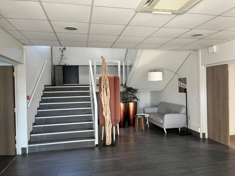 17 Rue Des Oziers, SAINT-OUEN-L'AUMONE to rent - Lobby - Image 3 of 19