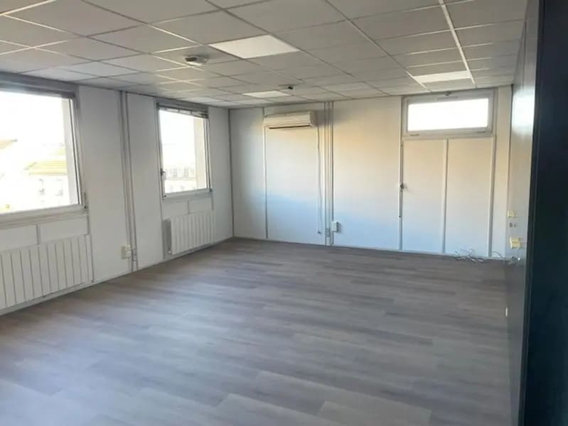 Office in Versailles to rent Interior Photo- Image 1 of 12