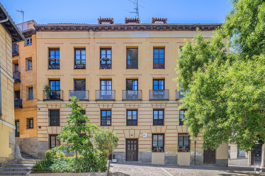 Retail in Madrid, Madrid to rent - Primary Photo - Image 1 of 3