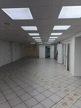Retail in Paris to rent Interior Photo- Image 2 of 3