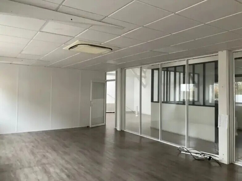 Industrial in Montrouge to rent - Interior Photo - Image 3 of 7