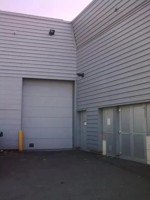 Location Local d'activités 305 m² - Photo 1