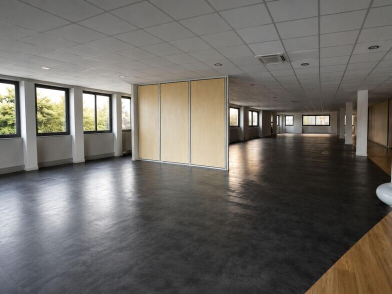 Retail in Dardilly to rent - Building Photo - Image 2 of 9