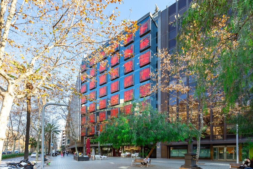 Office in Barcelona, Barcelona to rent - Primary Photo - Image 1 of 6
