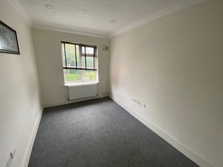 22 Church Rd, Cheadle to rent - Interior Photo - Image 3 of 5