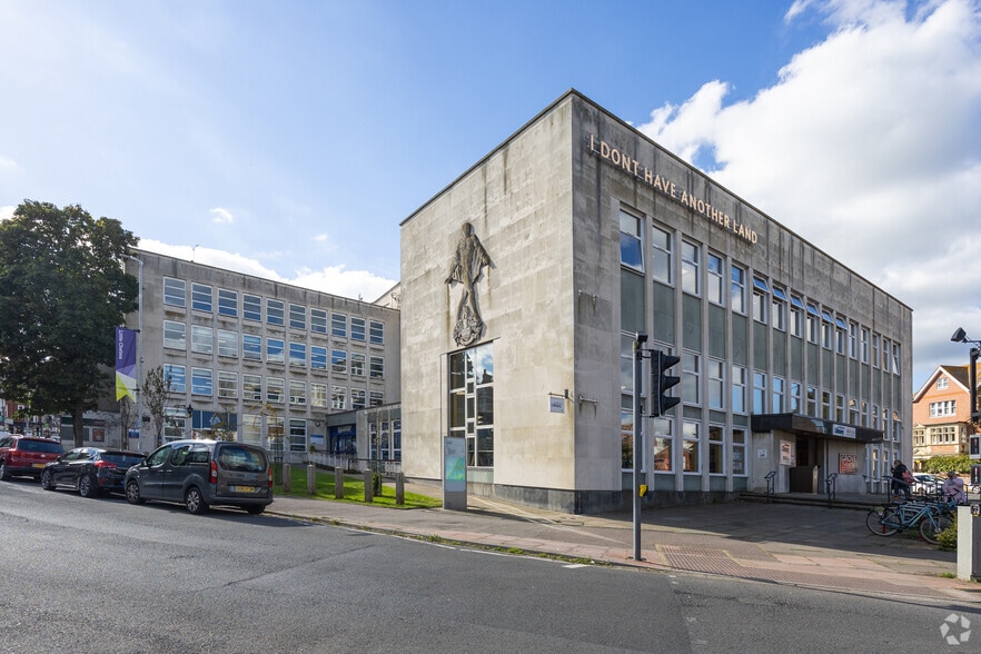 1 Grove Rd, Eastbourne to rent - Building Photo - Image 2 of 3