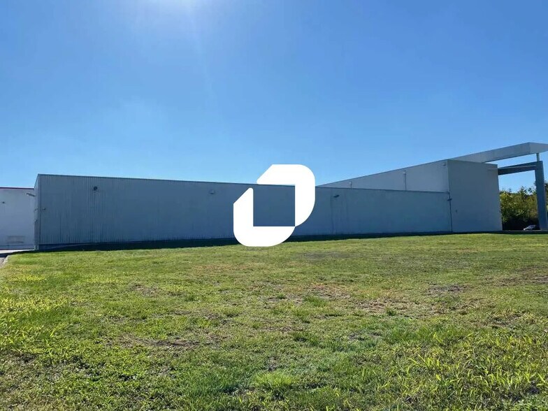 301 Rue Denis Papin, Villefontaine to rent - Building Photo - Image 3 of 14