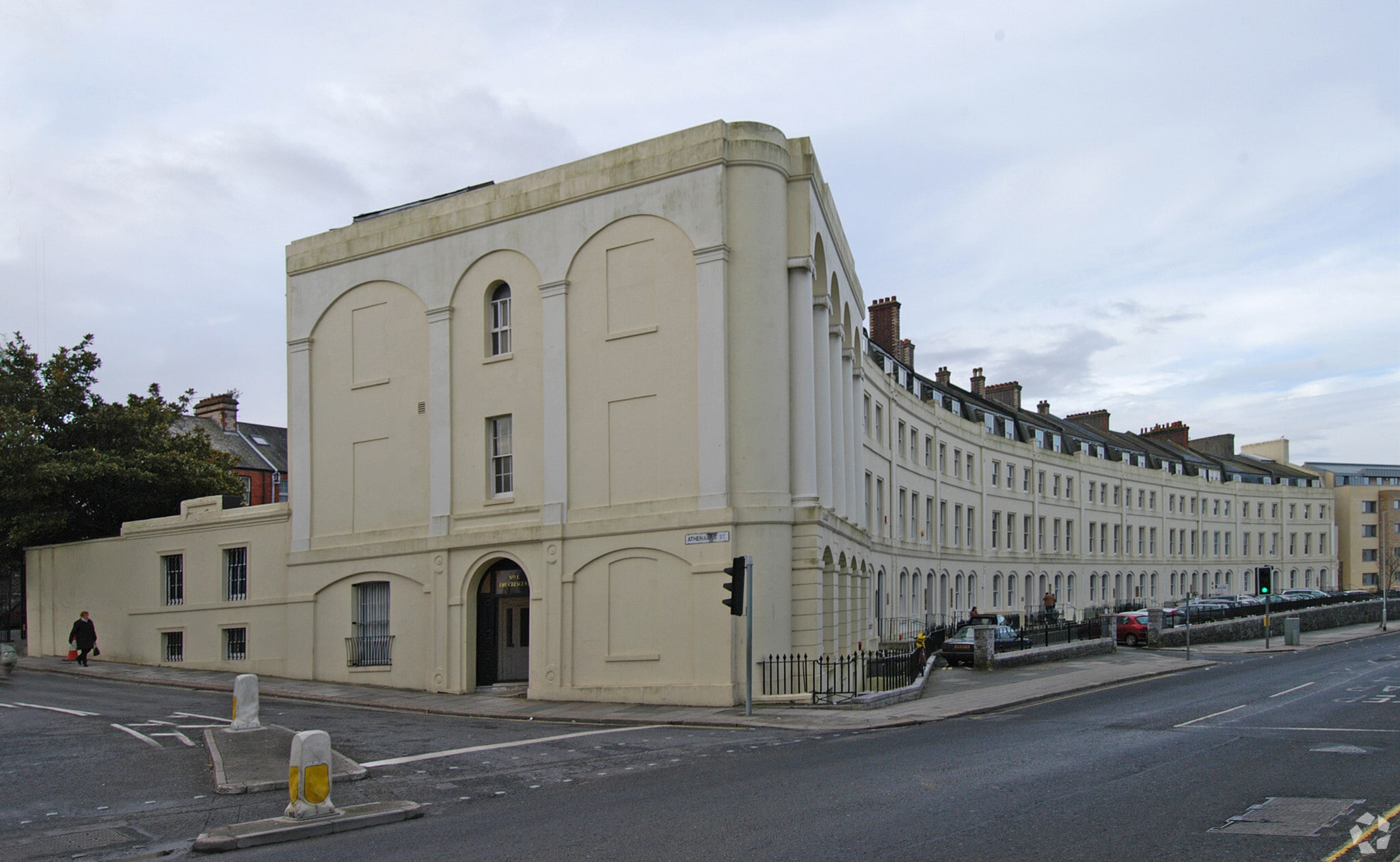 4 The Crescent, Plymouth to rent Primary Photo- Image 1 of 4