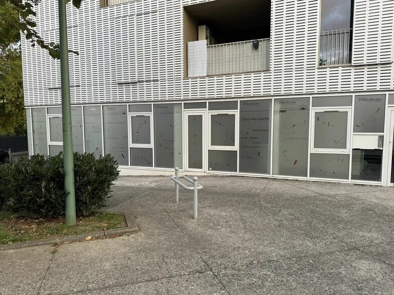 Retail in Arcueil to rent - Building Photo - Image 2 of 7