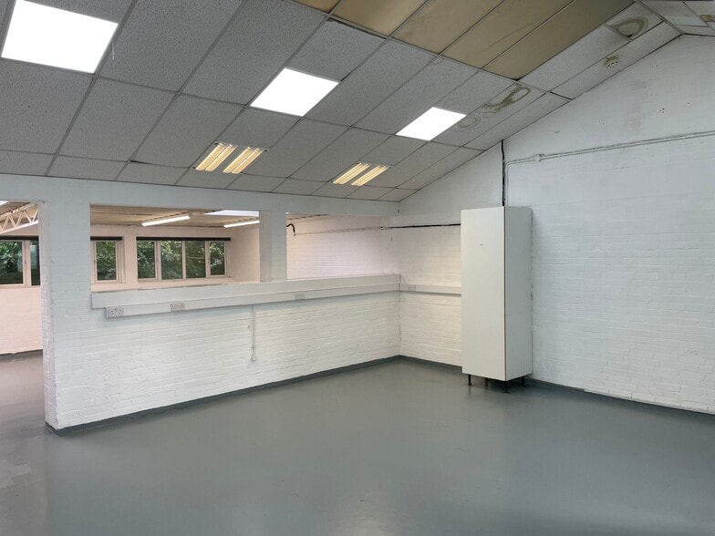 8 Brownfields Ct, Welwyn Garden City to rent - Building Photo - Image 2 of 5