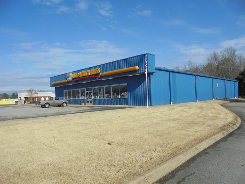 1105 Mineral Wells Ave, Paris, TN for sale - Building Photo - Image 1 of 1