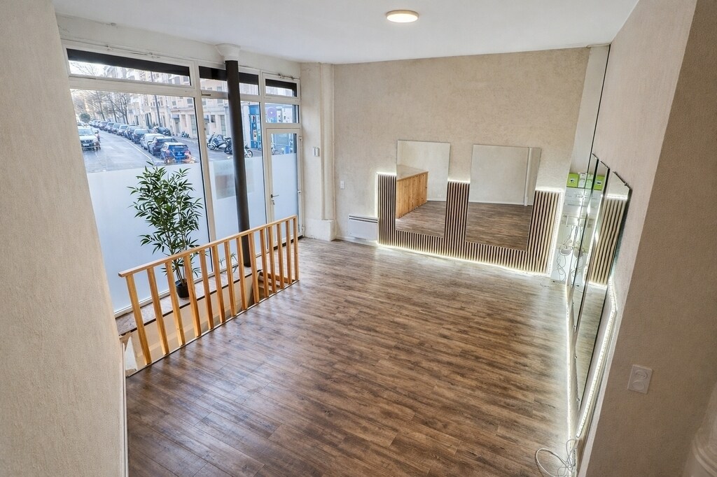 Office in Paris for sale Building Photo- Image 1 of 11