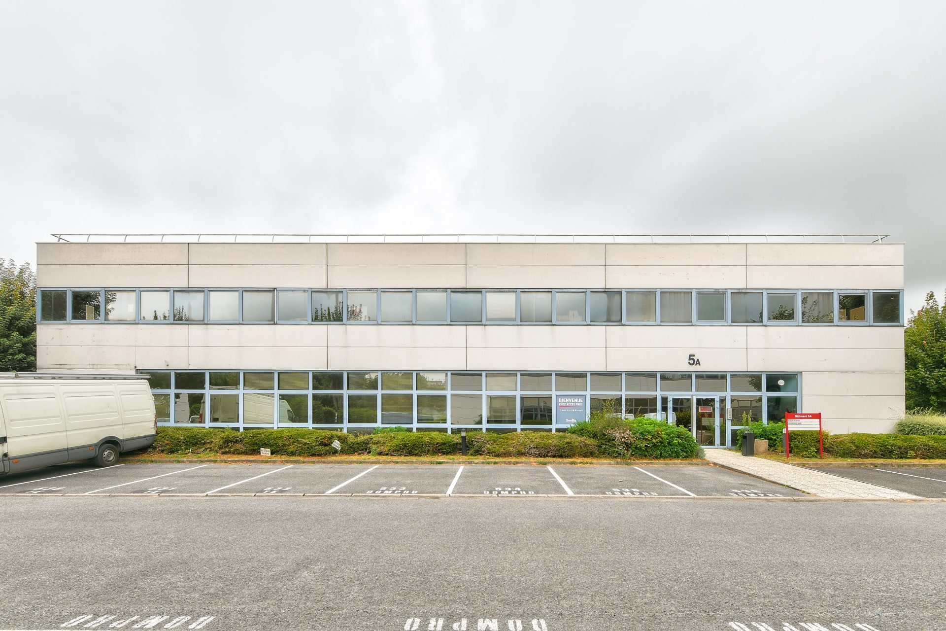 Light Industrial in Roissy-en-France to rent Primary Photo- Image 1 of 2