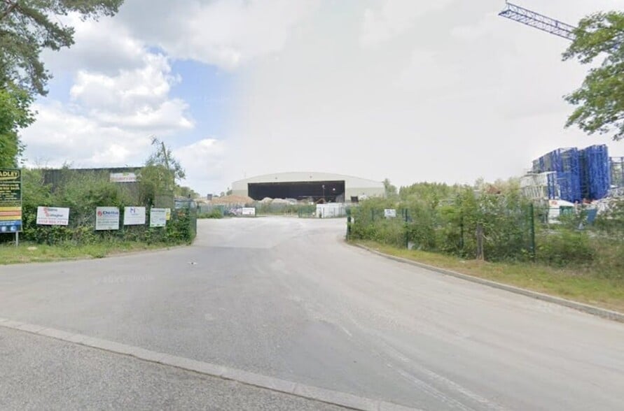 Deans Copse Road, Theale to rent - Primary Photo - Image 1 of 2