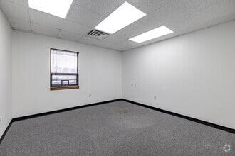 40 Brunswick Ave, Edison, NJ to rent Interior Photo- Image 2 of 4